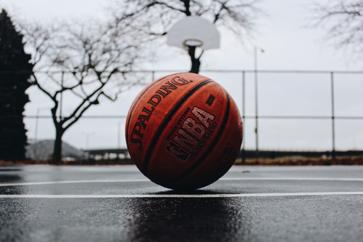 Joueur de basket en extension près du panier
