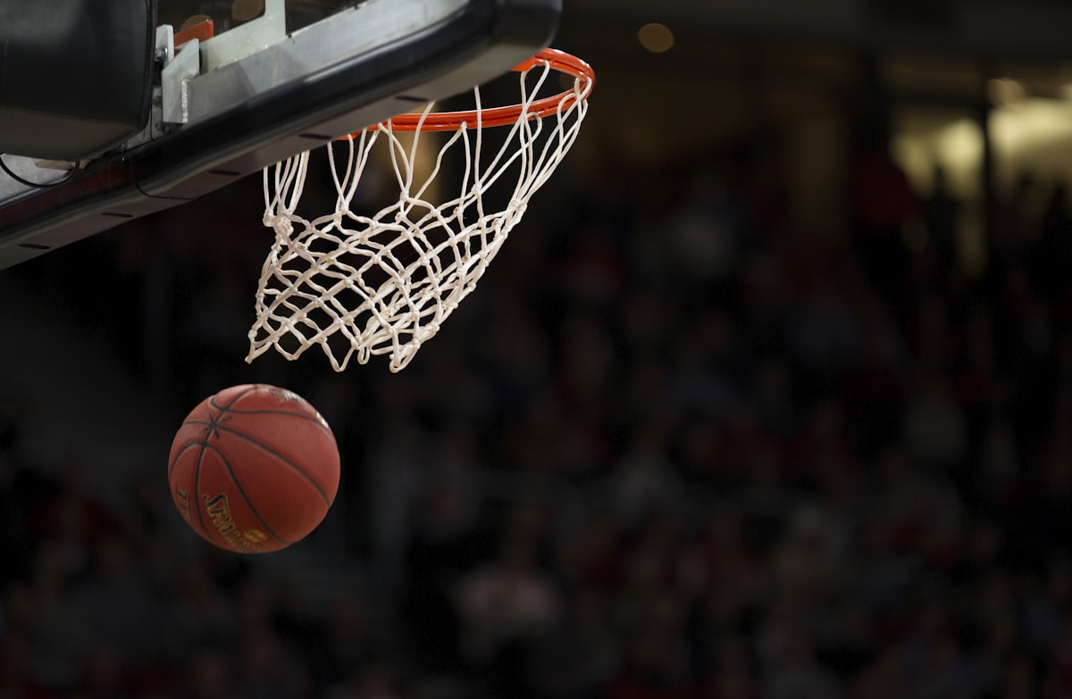 Match de basket sous les projecteurs d’une salle française